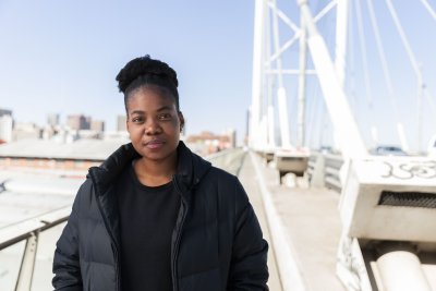 Black woman wearing all black on Nelson Mandela bridge