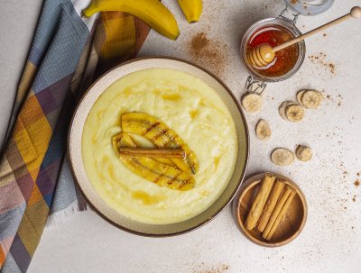 Breakfast porridge with honey and cinnamon