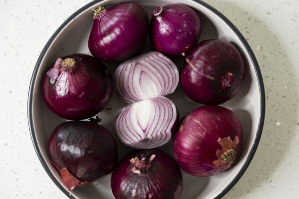 Red onions in a bowl