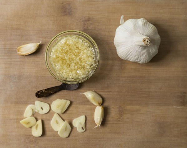 Raw garlic for cooking