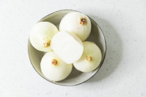 Pealed onions in a bowl