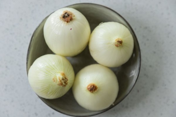 Pealed onions in a bowl