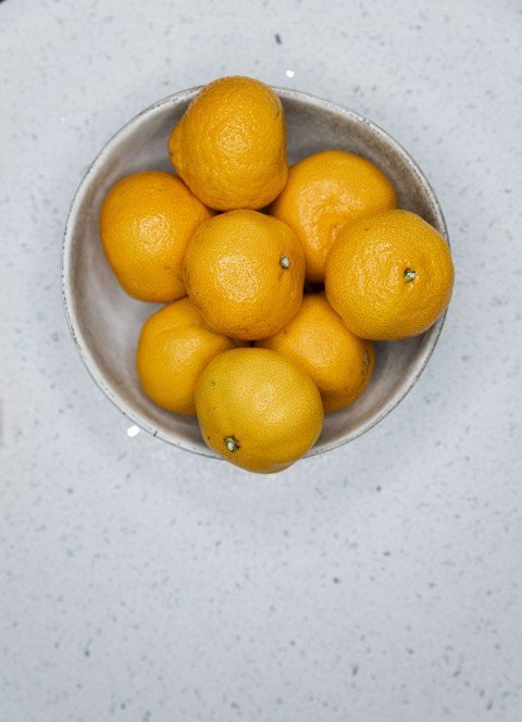 Yellow naartjies in a bowl