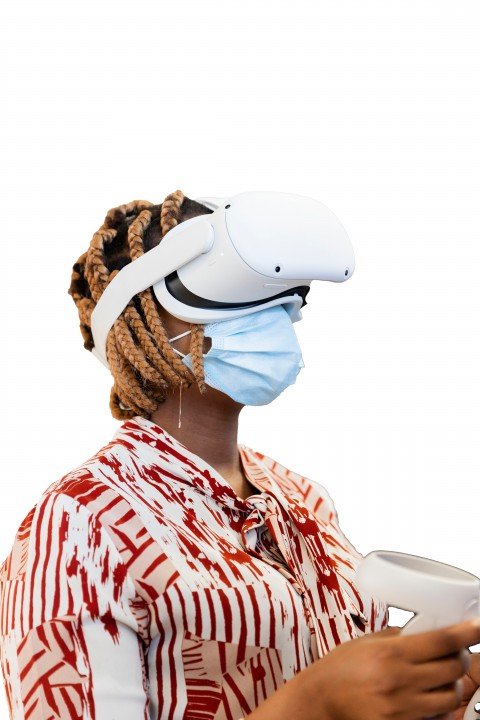 Black woman wearing oculus glasses and a mask during covid-19