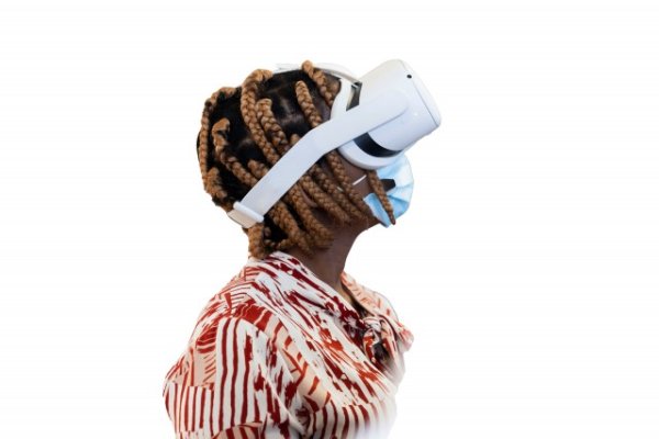 Black woman wearing oculus glasses and a mask during covid