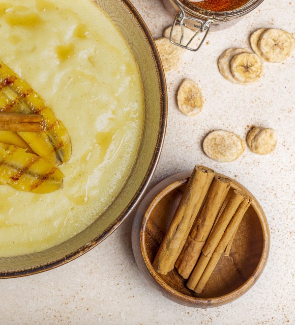 Flatlay of porridge made with white star and honey