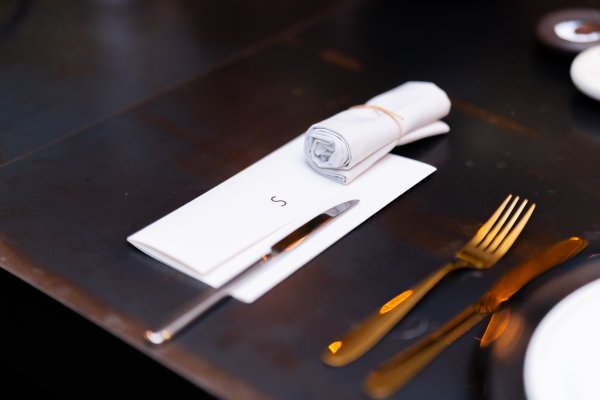 Personalised dinner decoration with an s writing