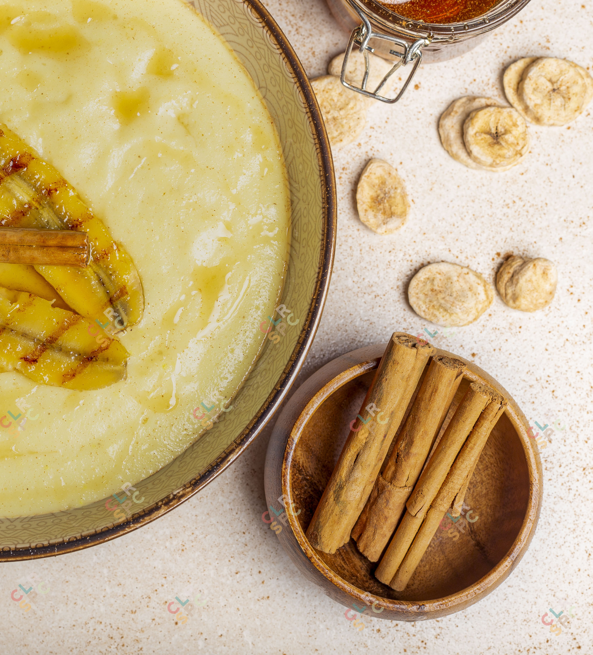 Flatlay of porridge made with white star and honey