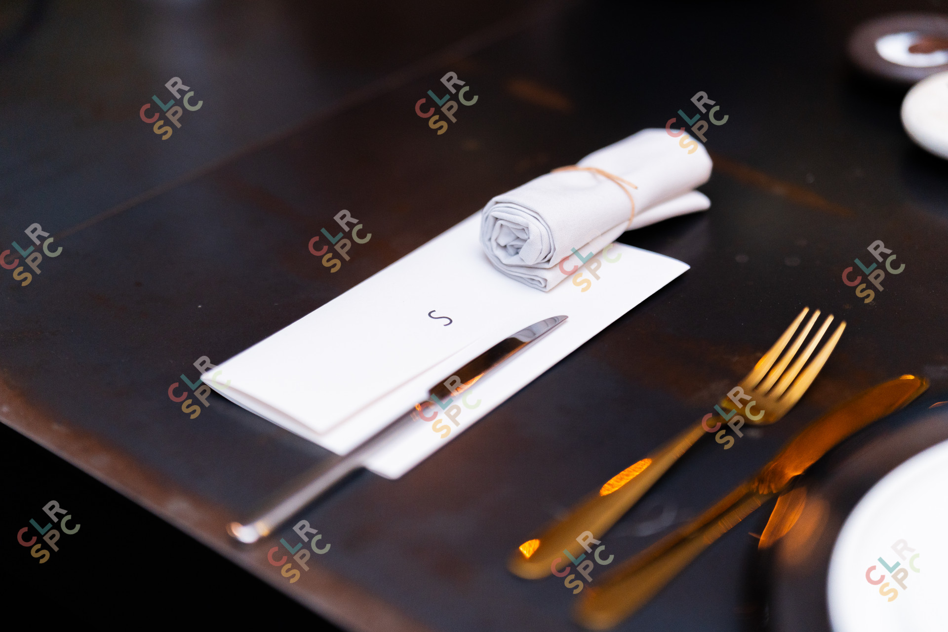 Personalised dinner decoration with an s writing